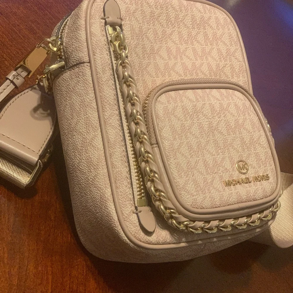 Michael Kors Elliot Small Logo Crossbody Bag in the color Ballet - Picture 3 of 7